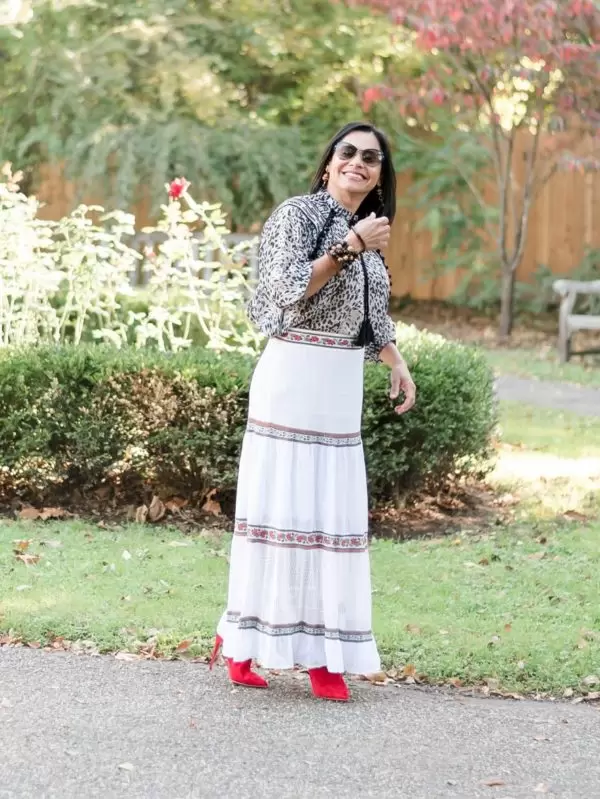 Read more about the article How to Wear a White Maxi Skirt in Fall and Winter