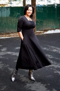 Read more about the article How to Look Stylish Wearing a Simple Black Dress